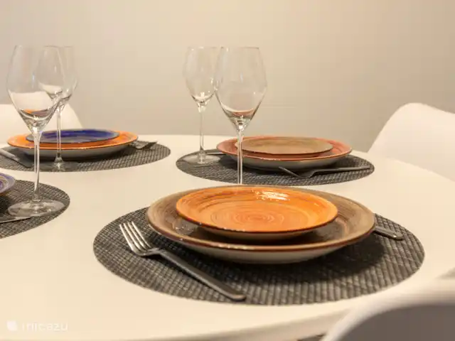 Volledig uitgeruste keuken met keramische kookplaat, koelkast, wasmachine, tafel met 4 stoelen, Nespresso koffiezetapparaat, SMEG waterkoker en broodrooster en airco/verwarming.
